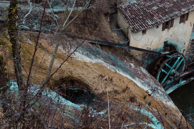 古い建物の低角度の眺め