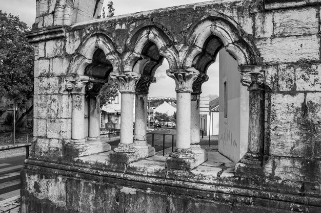 Foto vista a basso angolo del vecchio edificio