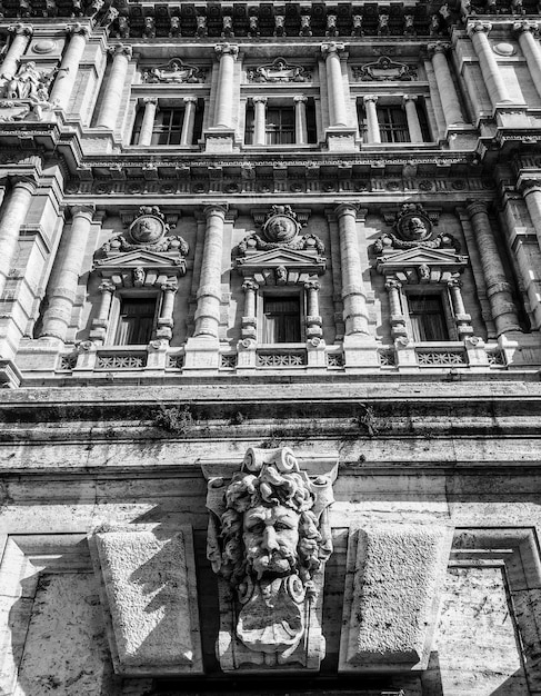 Foto vista a basso angolo del vecchio edificio