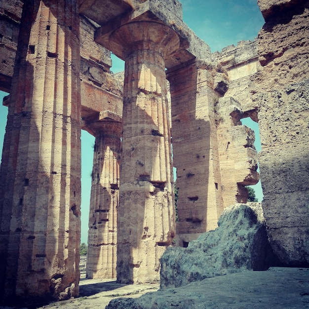 Foto vista a basso angolo del vecchio edificio