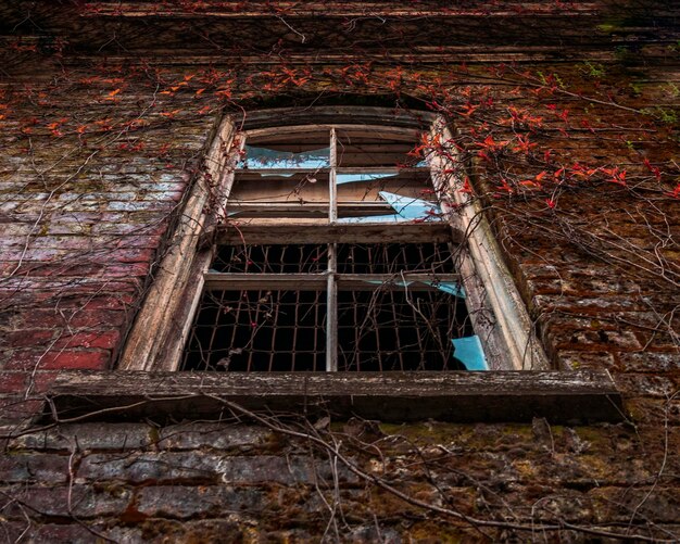 Foto vista a basso angolo del vecchio edificio