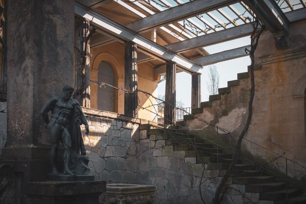 Foto vista dall'angolo basso del vecchio edificio