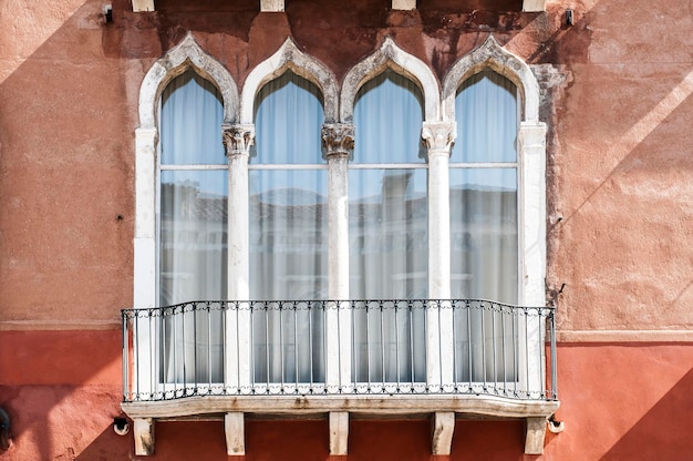 Photo low angle view of old building