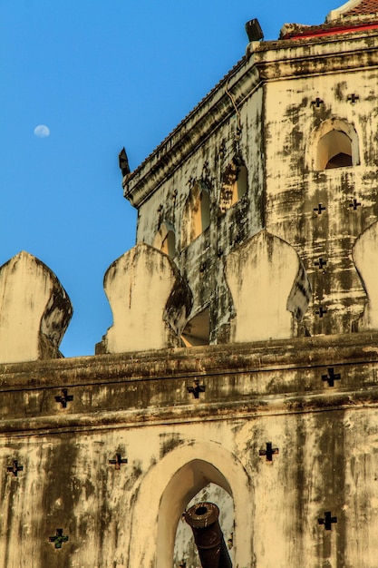 Foto vista a basso angolo del vecchio edificio