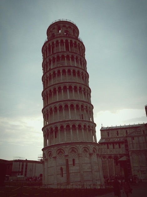 Foto vista a basso angolo del vecchio edificio