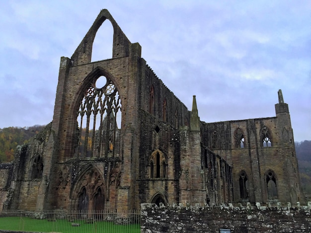 Photo low angle view of old church against sky