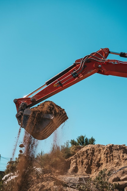 Photo low angle view of old construction site against clear blue sky