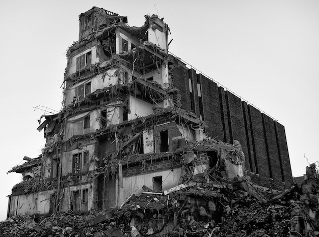 Foto vista ad angolo basso del vecchio edificio demolito