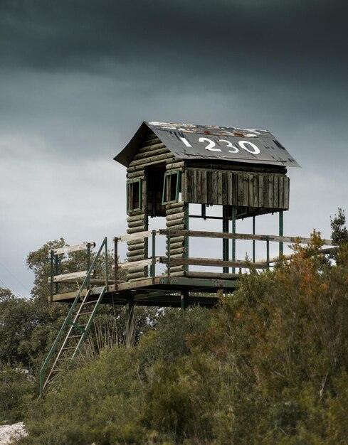 Photo low angle view of old house on field against sky