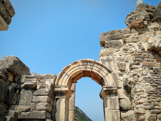 Vista a basso angolo della vecchia rovina contro il cielo blu