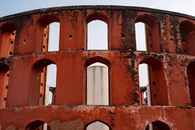 Foto vista a basso angolo della vecchia rovina contro il cielo