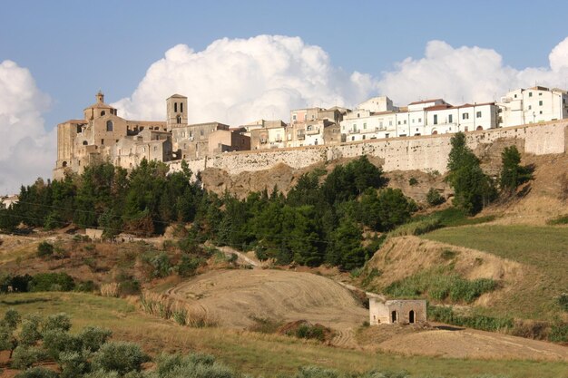 Photo low angle view of old ruin buildings against sky