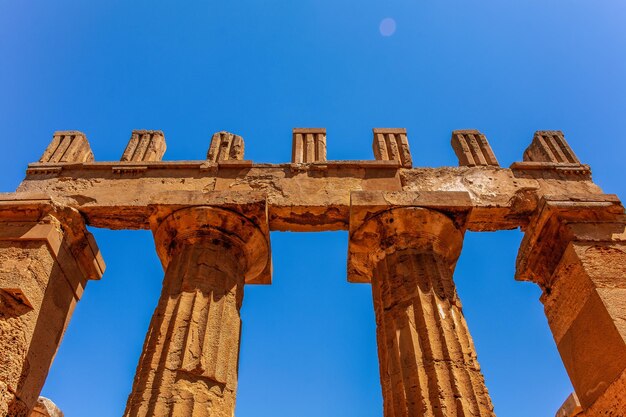 Foto vista a basso angolo delle vecchie rovine contro il cielo blu