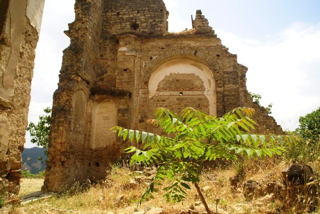 Foto vista a basso angolo delle vecchie rovine