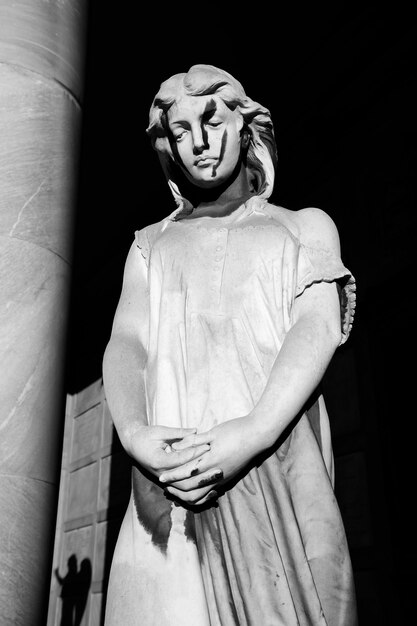 Foto vista a bassa angolazione della vecchia statua al cimitero