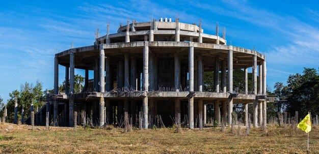 空の向こうのフィールドの古い水槽の低角度のビュー