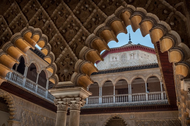 Foto vista ad angolo basso della parete ad arco ornamentata