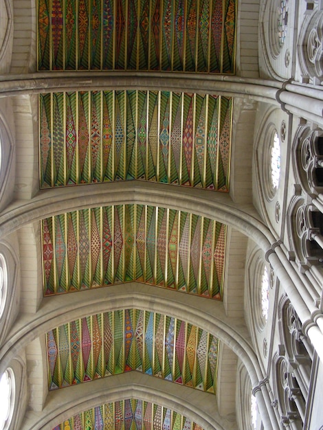 Foto vista a basso angolo del soffitto ornato in chiesa