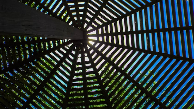 Foto vista a basso angolo del soffitto in legno all'aperto contro il cielo