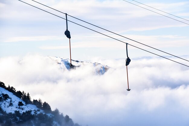 Photo low angle view of overhead cable car against sky