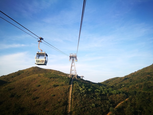 Photo low angle view of overhead cable car and mountains