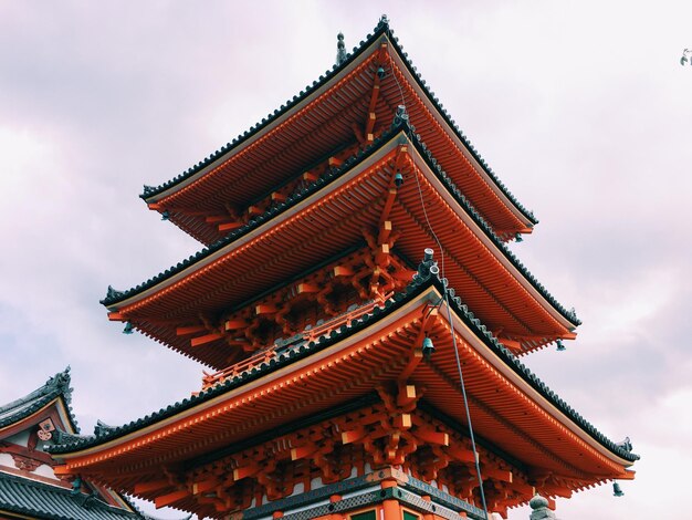 Foto vista a bassa angolazione della pagoda contro il cielo