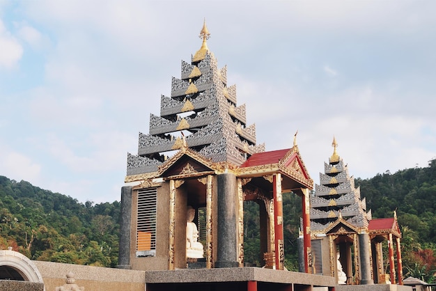 Foto vista a bassa angolazione della pagoda contro il cielo