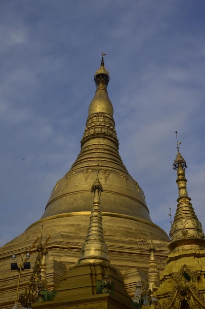 Photo low angle view of pagoda against sky