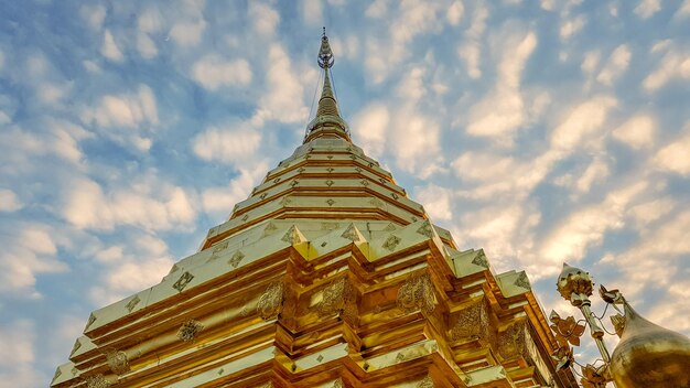 Photo low angle view of pagoda against sky