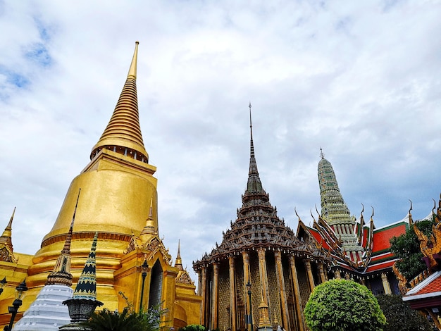 Foto vista a bassa angolazione della pagoda contro il cielo