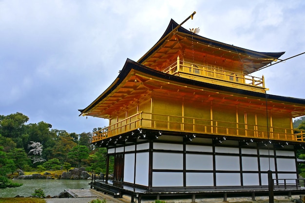 空に照らされたパゴダの低角度の景色