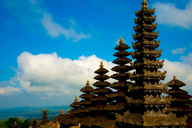 Foto vista a bassa angolazione della pagoda contro il cielo