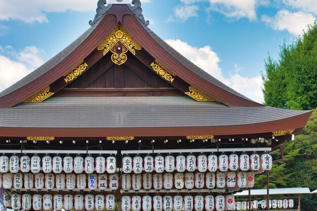 空に照らされたパゴダの低角度の景色