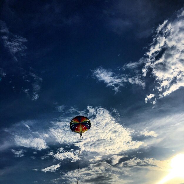 Foto vista a basso angolo del parapendio contro il cielo blu