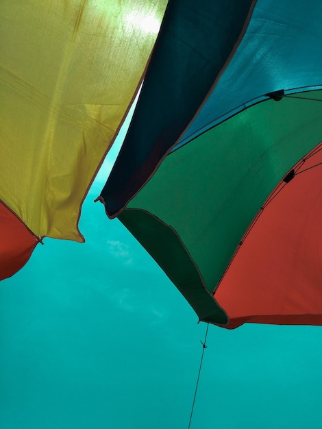 Foto vista a basso angolo del parasol contro il cielo blu