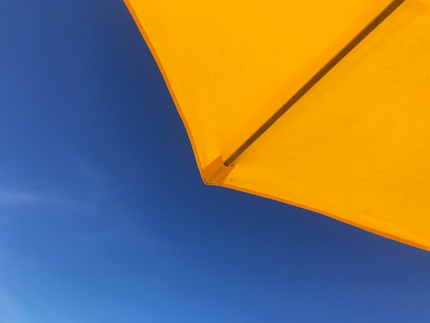 Foto vista a basso angolo del parasol contro un cielo blu limpido