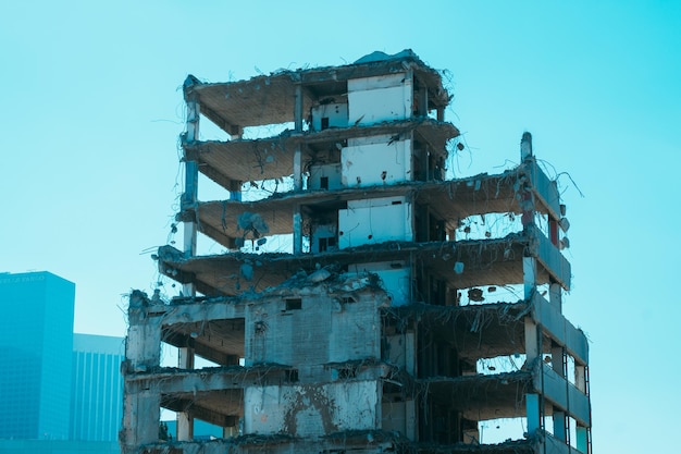 Foto vista a basso angolo di un edificio parzialmente demolito contro il cielo