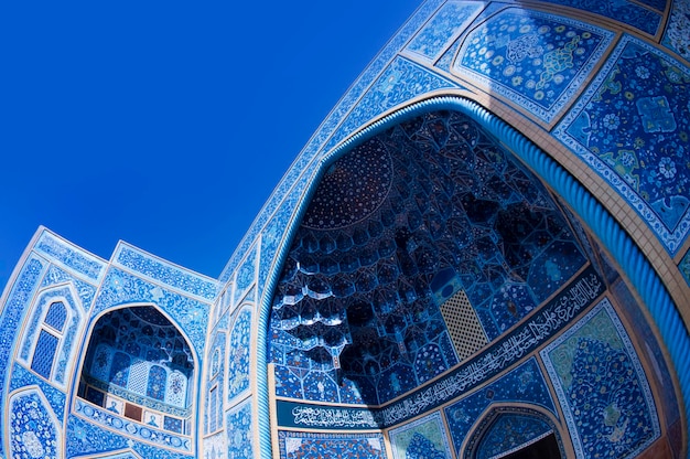 Foto vista a basso angolo del soffitto blu a disegno in un edificio storico