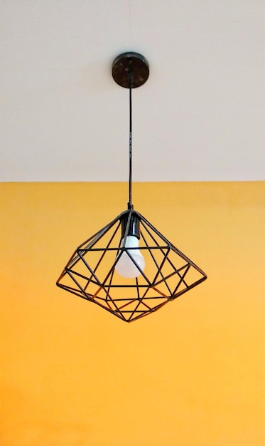 Photo low angle view of pendant light hanging on ceiling
