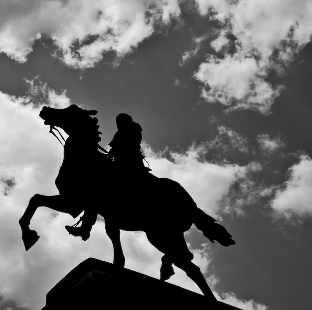 Photo low angle view of people against cloudy sky