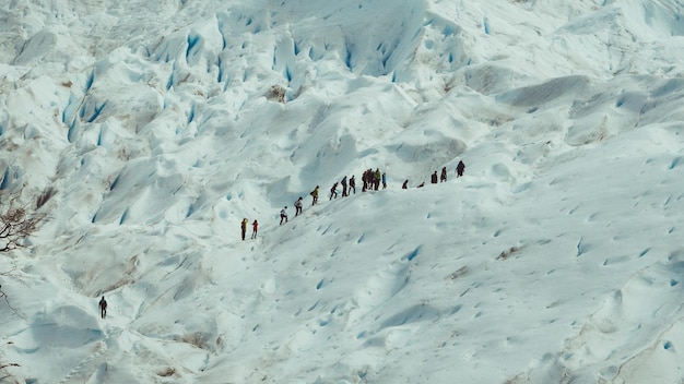 Foto vista a basso angolo di persone in montagne innevate