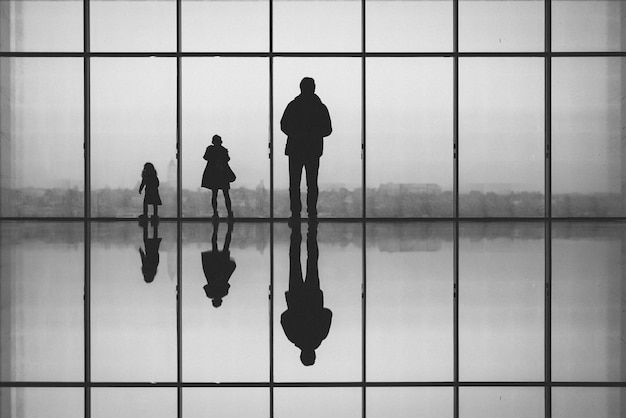 窓のそばに立っている人々の低角度の景色