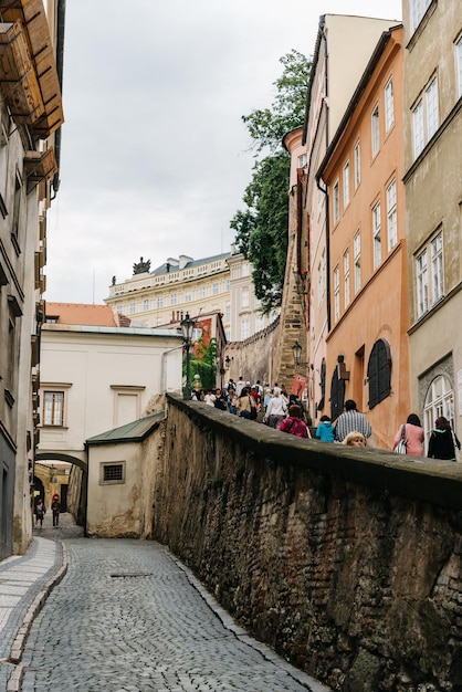 Photo low angle view of people walking on street by building in city