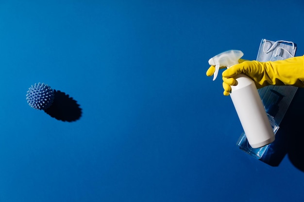 Foto vista a basso angolo di una persona in parapendio contro un cielo blu limpido