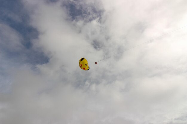 Photo low angle view of person paragliding against sky