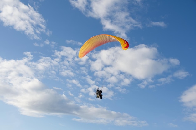 空に向かってパラグライディングをしている人の低角度の視点