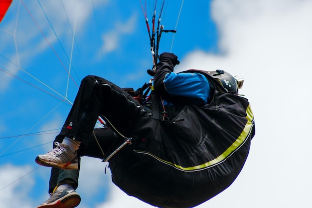 Foto vista a basso angolo di una persona in parapendio contro il cielo