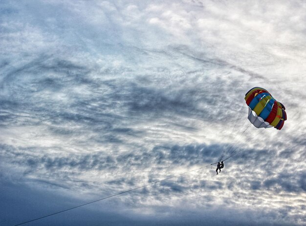 Foto vista a basso angolo di una persona in parapendio contro il cielo