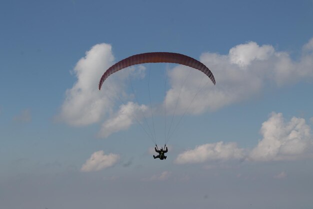 Foto vista a basso angolo di una persona in parapendio contro il cielo