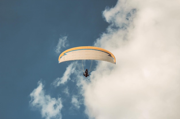 Photo low angle view of person paragliding in sky